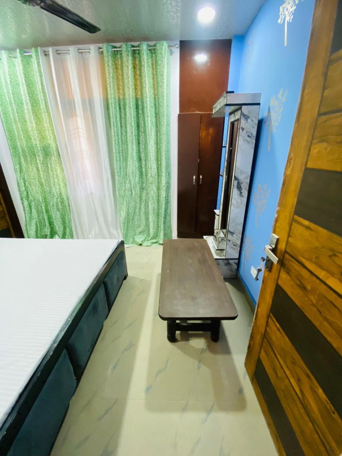 Flips With Mykonos Guest House New Delhi Exterior foto